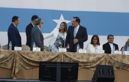 Invitados. Nebot y Vicuña (centro) con Alfredo Ruiz (Corte Constitucional), el ministro de Transporte, Boris Palacios; la presidenta de la Asamblea, Elizabeth Cabezas, y el arzobispo Luis Cabrera.