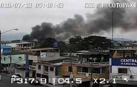 Cámaras de videovigilancia captaron la imagen de una columna de humo que se desprendía de una recicladora del sector.