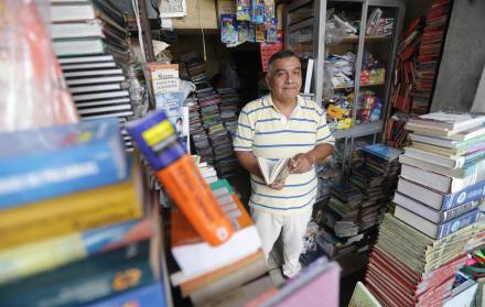 Tradición. Manuel Fabara heredó de su padre el negocio de vender libros usados. Su local está ubicado en la calle Seis de Marzo, entre Colón y Alcedo, cerca del Mercado Central.