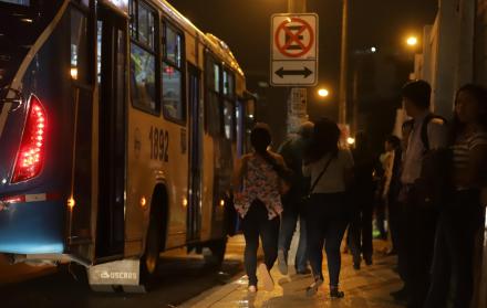 Apuro. Algunos estudiantes deben correr para alcanzar el bus. Otros esperan por sus colectivos.