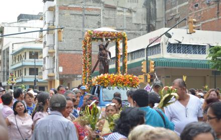 Centenares de creyentes participaron en la procesión de Jesús del Gran Poder, que recorrió el centro.
