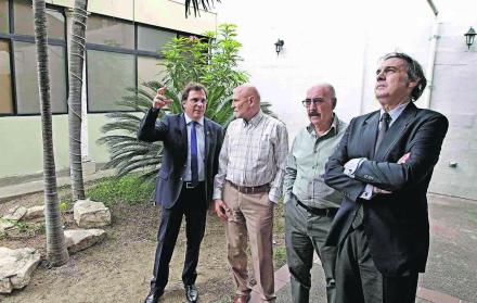 Visita. El embajador Rubén Giustozzi, el cónsul Adrián Isetto, el arquitecto Carlos Jacobson, junto a Mirko Rodic.