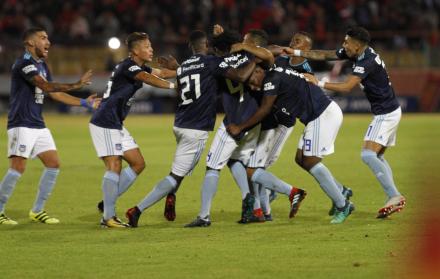Celebración. Los futbolistas de Emelec festejan el gol que hasta ese momento les daba la victoria en el Alejandro Serrano Aguilar, gracias a un tiro libre perfectamente ejecutado de Pedro Quiñónez.