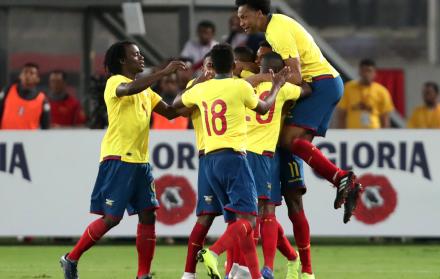 Jugadores de la Selección Nacional festejan el gol.