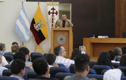 Ponencia. El expositor internacional, Jonathan Barton, durante su charla sobre cambio climático y resiliencia.