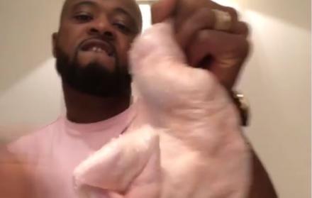Patrice Evra acaricia, besa y cachetea un pollo crudo