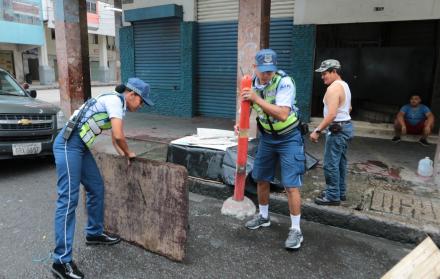A diario, un equipo de agentes de la Autoridad de Tránsito Municipal recorre las calles de Guayaquil para quitar los cartones, bancos y otros obstáculos que los cuidadores de carros ponen en los espacios de estacionamiento público. El viernes decomisaron 