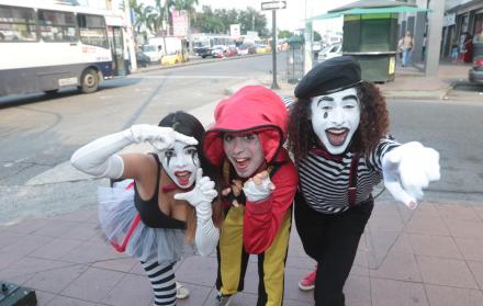Artistas. Dos mimos y un payaso posan en el marco de una producción fotográfica para este medio, en el norte.