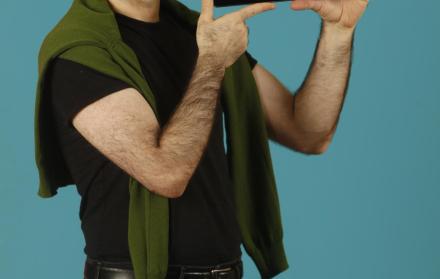 Julián Quintanilla es autor, director teatral, de cine, fotógrafo y guionista cuyas obras han sido expuestas en diversas partes del mundo. En 2016, su mediometraje, El mundo entero obtuvo 35 premios y fue cualificado para los premios Óscar.