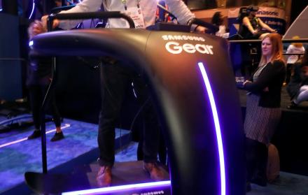 Keith Jauregui de Francia intenta una experiencia de realidad virtual de snowboard en un stand de Samsung durante el CES 2018 en Las Vegas.