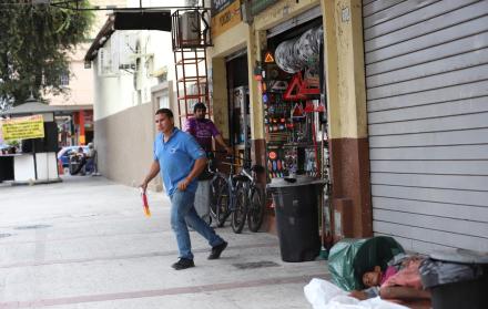 Entorno. En las calles Colón, Ayacucho, Huancavilca, entre otras, se observa gente durmiendo a cualquier hora del día y junto a los negocios.
