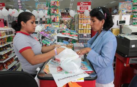 Cajeros. Las filas no serán una obligación. Se podrá usar máquinas diseñadas para cobrar con tarjetas.