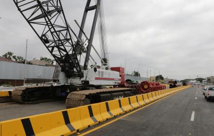 Al ingreso del puente por el sector de La Puntilla se alista la hincada de los pilotes para la construcción del paso elevado que conectará con el norte de Samborondón.