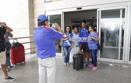 Gratitud. Los familiares de Angelito Martínez, el pequeño hincha de Emelec que falleció en 2015, recibieron al campeón ecuatoriano. El argentino Fernando Luna se fotografió con ellos.