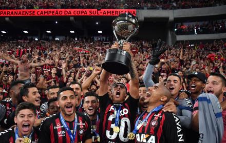 Los jugadores del Atlético Paranaense festejan en el Arena da Baixada, Curitiba.