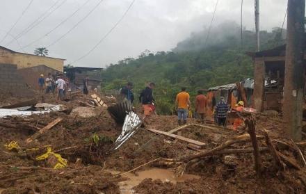 El deslizamiento ocurrió en Limón Indanza debido a las fuertes lluvias que se han registrado en la zona.