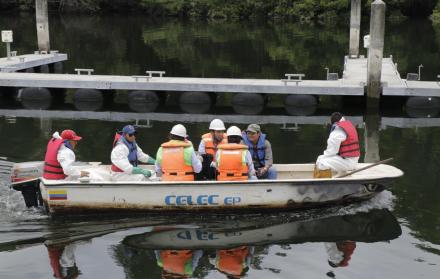Actividad. Celec destinó a 140 personas para el trabajo de remediación, mientras que el MAE mantiene a 40 en el área contaminada del estero.