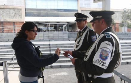 Las medidas de seguridad se incrementaron en el edificio del Legislativo así como en las inmediaciones del Palacio de Carondelet, ubicado en el centro de la ciudad. La policía ubicó más uniformados y limitó la circulación peatonal con vallas.