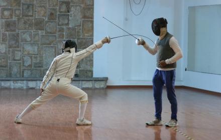 Francisco Riccio Gavilánez (i) durante una de las prácticas con el profesor Alexander Bocourt. Practica 3 veces por semana en el gimnasio de Fedeguayas.