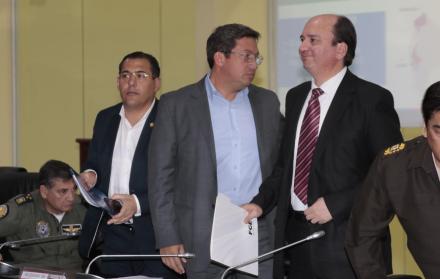 Quito. Los ministros Patricio Zambrano (Defensa), César Navas (Interior) y el fiscal Baca informaron del ataque.