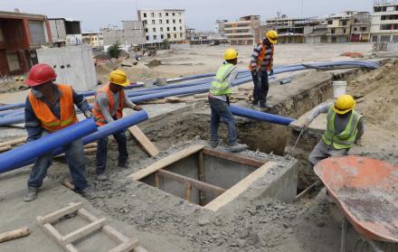 Zona cero. Un grupo de obreros efectúa el trabajo de soterramiento de las redes eléctricas y de telecomunicaciones en la parroquia Tarqui, de Manta.