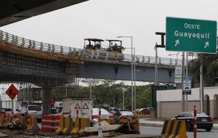 Hecho. Ayer por la mañana, decenas de maquinarias colocaban asfalto y ultimaban detalles sobre el viaducto.