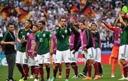 Júbilo. Los jugadores de la selección mexicana festejan el histórico triunfo ante Alemania, algo que contagió a Raúl Treviño, quien vive el fútbol de manera diferente.