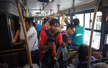 Bebidas. Como Cheo, hay decenas de jóvenes que aprovechan el clima de Guayaquil para vender agua.