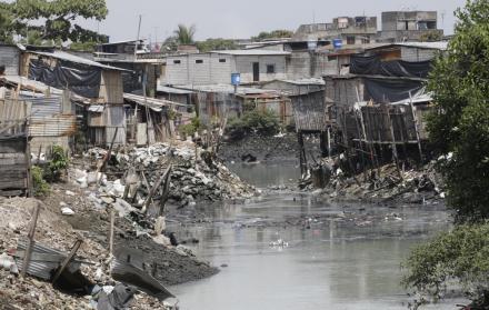 Suburbio. En el tramo de estero que pasa por ela 19 y El Oro aún hay visibles señales de contaminación.