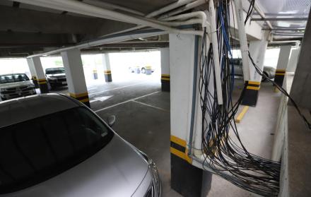 Hay cables y tuberías por donde sea, que afean el lugar. En invierno, la zona se inunda y el temor a que ocurra un incidente aumenta. La constructora asegura que dará solución: mejorará el interior y colocará techos para evitar que el agua entre.