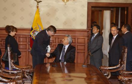 Encuentro. El presidente Moreno saluda con el embajador de EE. UU., Todd Chapman.