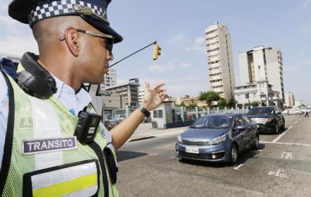 “¿Con qué cara podemos citar a un conductor que habla por el teléfono celular mientras conduce, si el agente descuida al tránsito por lo mismo?”, cuestionó el gerente.