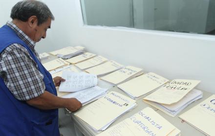 En la Junta Electoral del Guayas, la revisión no se detuvo durante el fin de semana para evacuar las carpetas de los aspirantes. Ahora trabajan en las notificaciones. Varias juntas se declararon desde ayer en sesión permanente para empezar a revisar los i