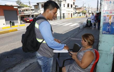 Socialización. Un empleado de Puerto Limpio recorre el Barrio Cuba. Entregó información sobre ordenanza.