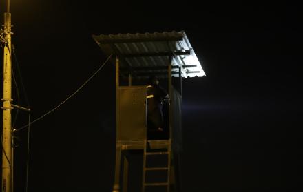 Desde hace un poco mas de un año, en Málaga II se ubicaron tres torres con luces que sobresalen de la valla perimetral de la ciudadela, con la que los guardias vigilan hacia fuera.
