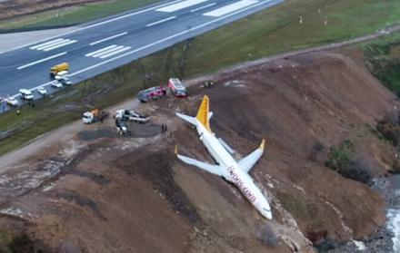 Las imágenes de la cadena CNN Turquía muestran el avión detenido peligrosamente al borde de un precipicio a orillas del Mar Negro.