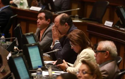 Jornada. El legislador Hermuy Calle (i) de Alianza PAIS - Movimiento de Unidad Plurinacional, durante la sesión número 503 de la Asamblea Nacional, en la que destituyó a Serrano.