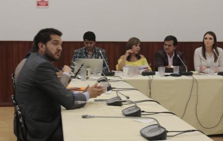 Investigación. Carlos Robles (izq.) uno de los exasesores de Vallejo que comparecieron ayer ante la comisión que revisa la conducta de la legisladora.