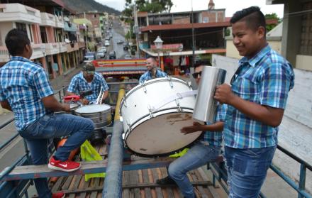 Música. Las bandas de pueblo son parte del folclor de estos carros.