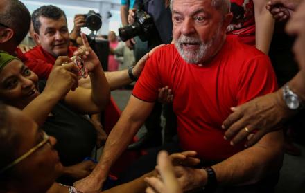“Estoy extremadamente tranquilo y consciente de que no cometí ningún crimen”, había dicho Lula la mañana del miércoles en su cuenta de Twitter antes de que hablaran los jueces.