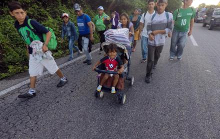 La caravana de migrantes hondureños inició su salida de la localidad de Mapastepec el jueves con rumbo hacia el municipio de Pijijiapan en el estado de Chiapas (México), durante su travesía por México hacia EEUU.
