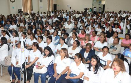 Tarea. En el colegio Guayaquil se reunieron más de 300 maestras para analizar estrategias contra la violencia.