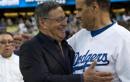 Los seguidores latinos de los Dodgers llegan al 46 % de los aficionados, miles de ellos crecieron escuchando el tradicional “Se va, se va, se va” de Jarrín al narrar un jonrón.
