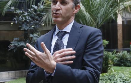 Kaye reside en Florida. Ahí es catedrático unive
