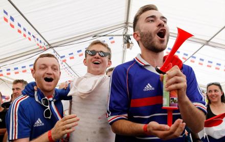 Los fanáticos celebran el triunfo de su selección.