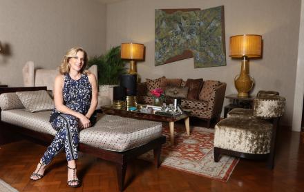 La anfitriona en una de sus salas. Sobre su mesa destacan candelabros negros italianos que los compró en Miami.