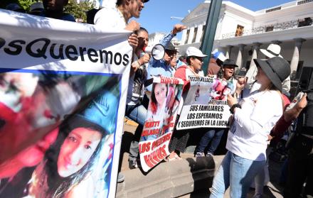 Familiares de la pareja asesinada realizan plantón en la Plaza Grande.