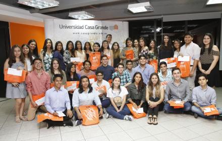 Los ganadores del concurso de becas de la universidad Casa Grande fueron premiados el miércoles.