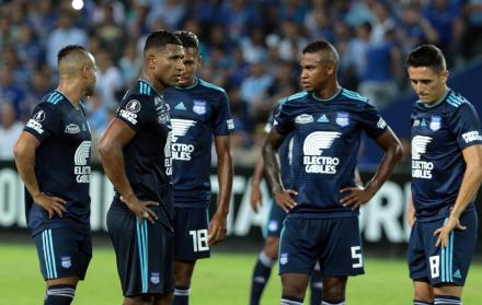 Antecedente. Los jugadores de Emelec y la imagen que ya se está volviendo una mala costumbre en sus participaciones internacionales. Casa afuera no le alcanza ante rivales que sí se arman pensando en grandes cosas.