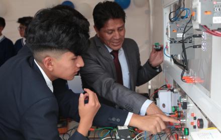 Las autoridades de los ministerios de Educación y de Trabajo firmaron un acuerdo interministerial por el cual se establece que las prácticas que realicen los estudiantes de bachillerato técnico y técnico productivo en instituciones públicas y privadas se 